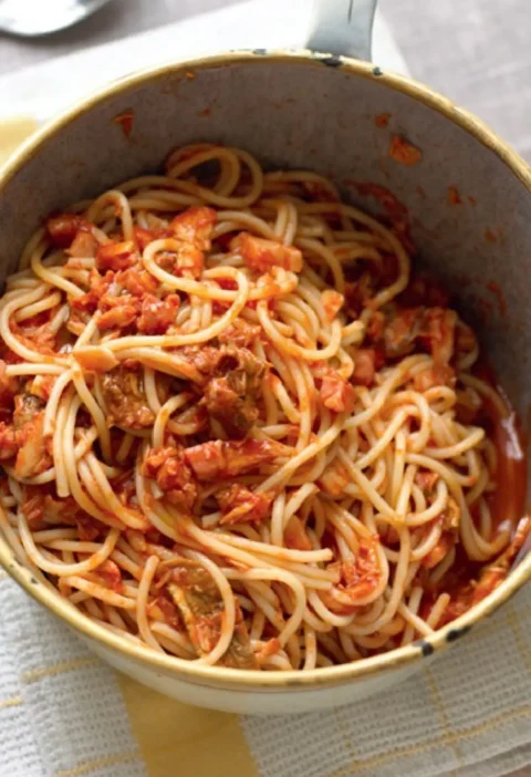Cart Drivers' spaghetti with a chunky tomato, tuna and pancetta sauce in a pot